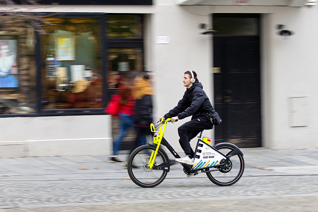 Sdílená elektrokola se v Plzni těší velkému zájmu cyklistů. (24. března 2026)