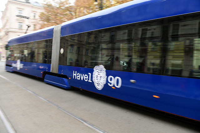 Tramvaj ve speciálním designu věnovaném 90. výročí narození prezidenta a...