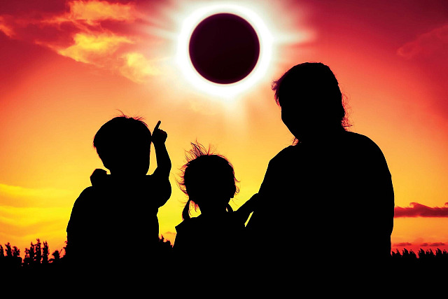 Úplné zatmění Slunce je fascinující a oblíbený nebeský úkaz, který – máte-li...