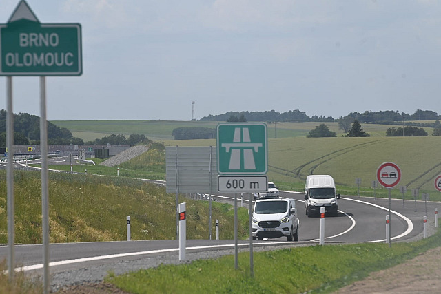 Silničáři otevřeli kompletní úsek dálnice D49 mezi Holešovem na Kroměřížsku a...