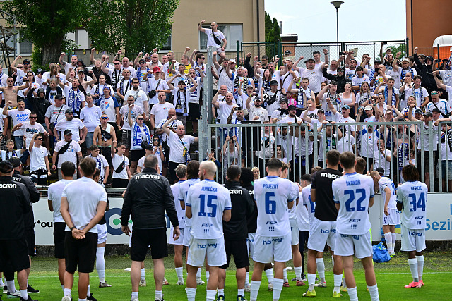 Ostravští fotbalisté slaví s fanoušky udržení v první lize.