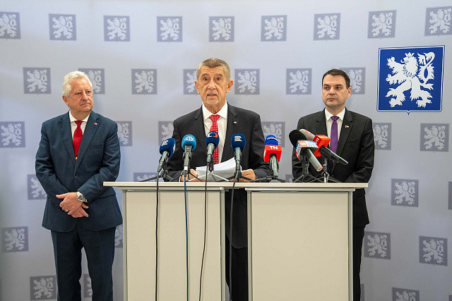 Tisková konference před odletem české delegace na summit NATO v Ankaře. Zleva...
