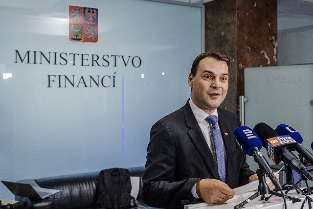 Ministr zahraničí Petr Macinka dorazil za ministryní financí Alenou...