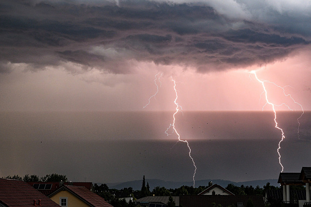 Blesky na temné večerní obloze. Německá meteorologická služba (DWD) varuje před...