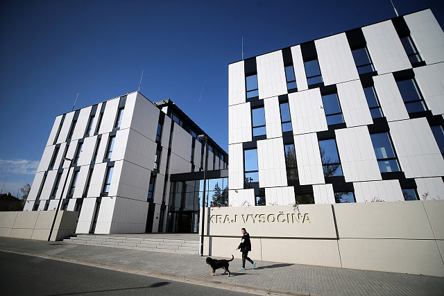 Za stamiliony vzniklo v novém sídle 122 kanceláří. V podzemních garážích je...