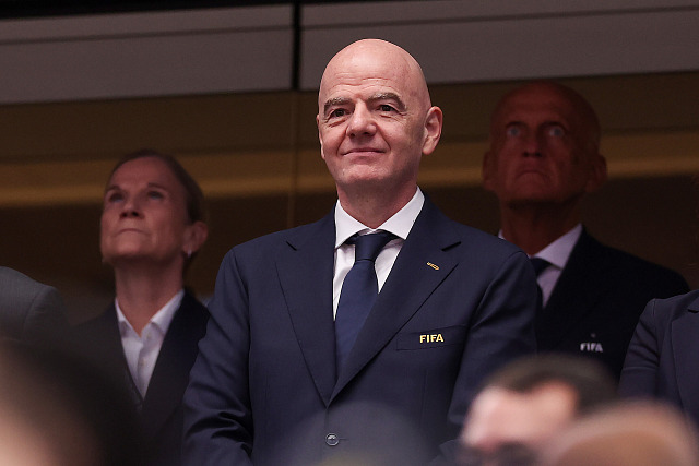 Prezident FIFA Gianni Infantino si nenechal ujít ani zápas mezi Pobřežím...