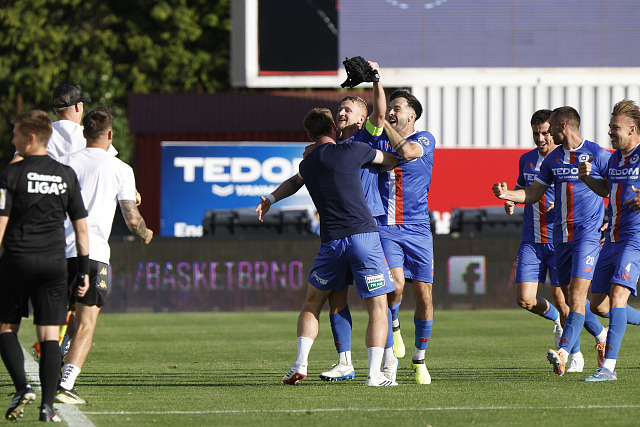 Fotbalisté Artisu Brno slaví trefu v úvodním zápase baráže proti Slovácku.
