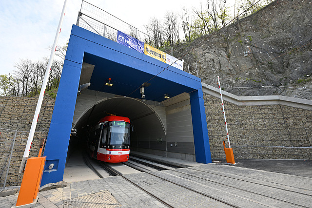 Slavnostní otevření tramvajového tunelu v Žabovřeské ulici v Brně, 28. dubna...