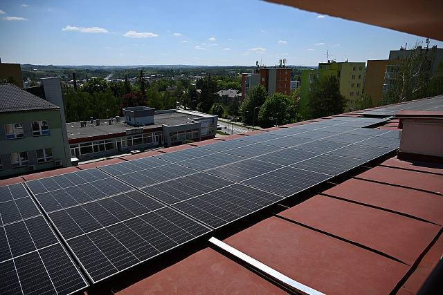 Fotovoltaickými panely jsou pokryté i některé bytovky, třeba na Sídlišti...