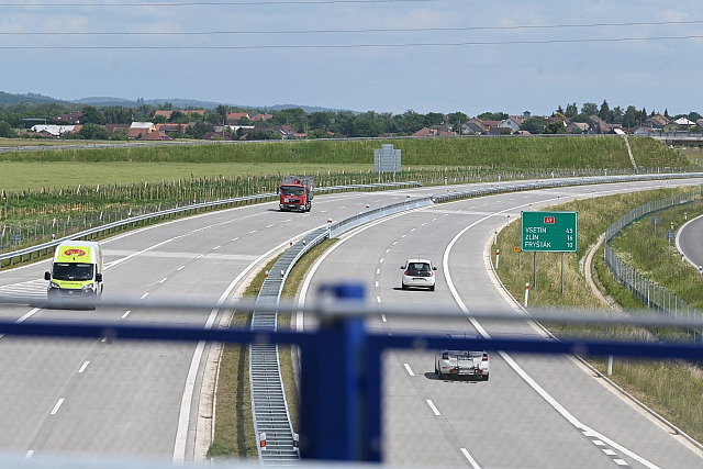 Silničáři otevřeli kompletní úsek dálnice D49 mezi Holešovem na Kroměřížsku a...