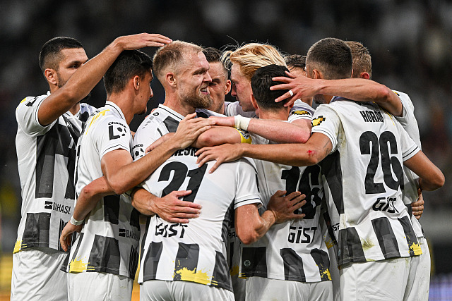 Fotbalisté Hradce slaví gól Van Burena (uprostřed) do sítě Pardubic.