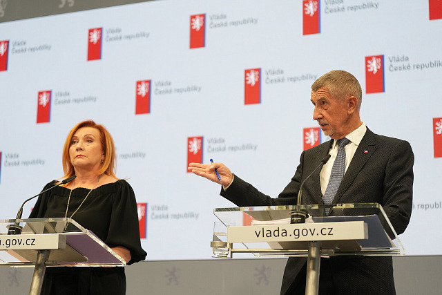 Ministryně financí Alena Schillerová a premiér Andrej Babiš (oba za ANO) na...