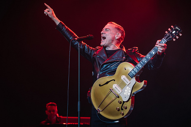 Koncert Bryana Adamse v O2 areně (16. prosince 2023)
