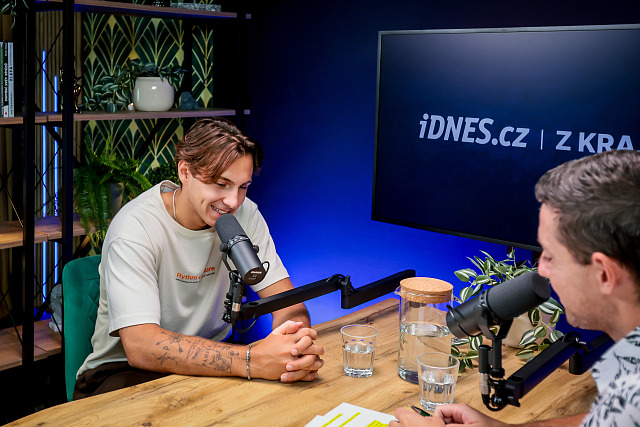 Tomáš Cibulka (vlevo) při natáčení podcastu (21. srpna 2026)