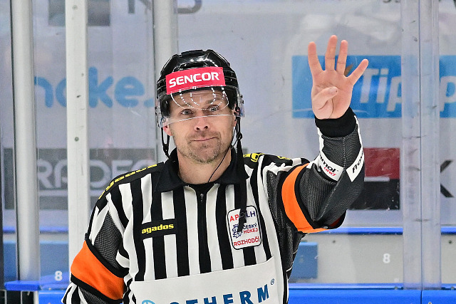 Rozhodčí Lukáš Květoň ukazuje čtyři.