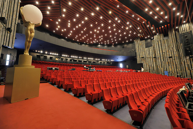 Mezinárodní filmový festival se blíží. A i srdce festivalu, Velký sál hotelu...