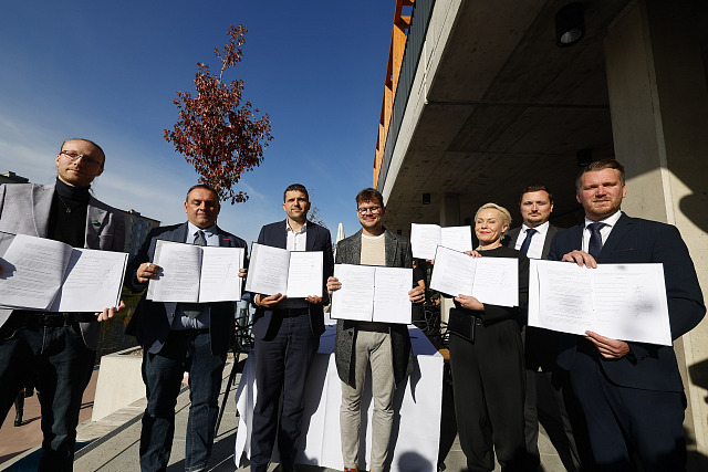 Politici v Brně v pátek dopoledne podepsali na náplavce koaliční smlouvu. (23....