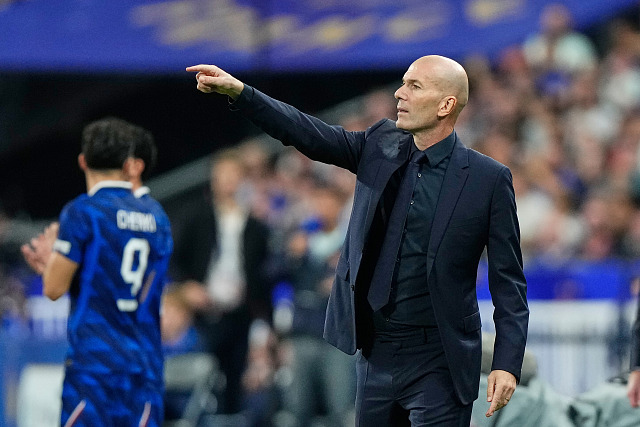 Francouzský trenér Zinédine Zidane během zápasu s Belgií.