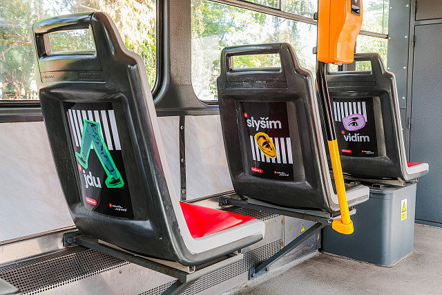 Vidím, slyším, jdu. Nová kampaň Ropidu má zejména mladým lidem pomoci vyhnout...