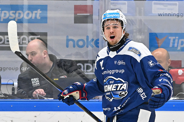Kristián Pospíšil z Komety Brno se diví svému vyloučení v zápase hokejové...
