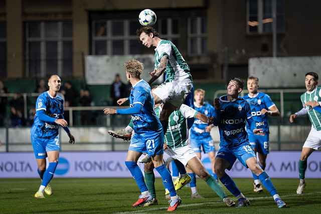 Ondřej Kukučka z Bohemians hlavičkuje v zápase s Mladou Boleslaví.