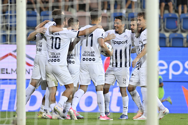 Fotbalisté Slovácka se radují ze vstřelené branky proti Artisu.