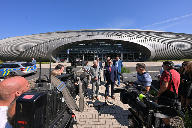 Ministr obrany Jaromír Zůna (za SPD) a karlovarský hejtman Petr Kubis z ANO...