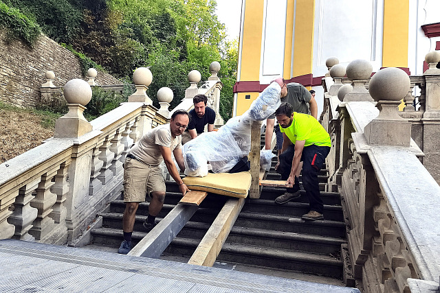 Restaurátoři odvezli z kostela sv. Mikuláše ve Vraclavi všech 28 dřevěných soch...