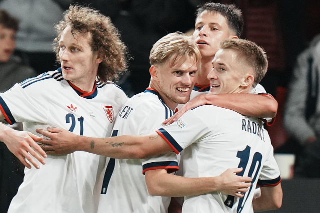 Čeští fotbalisté se radují z trefy Matěje Radosty, gól však nakonec nebyl uznán...