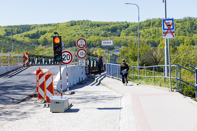Most nad železničním koridorem mezi obcemi Lelekovice a Česká na Brněnsku je už...