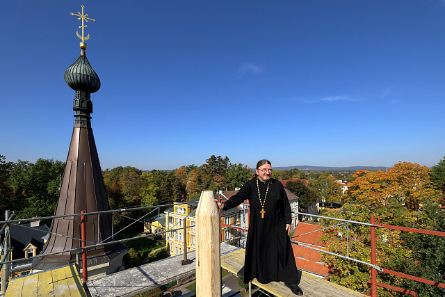 Nová část hrotnice měří více než čtyři metry. Tesaři ji vyrobili ze smrku,...