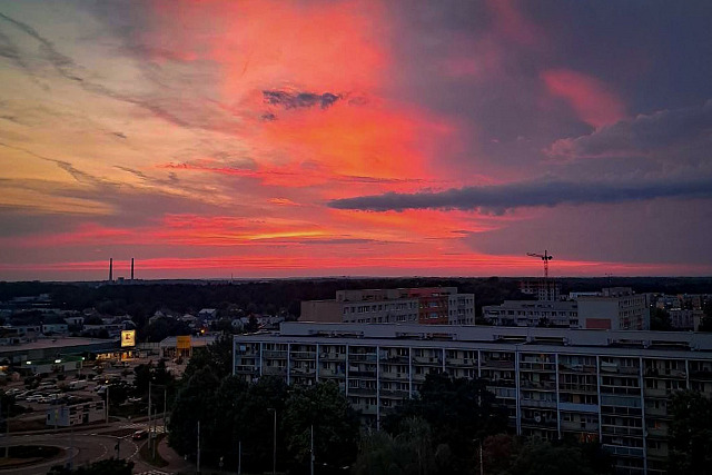 Plameny v okně vyděsily oznamovatele. Rozuzlení překvapilo hasiče i strážníky....
