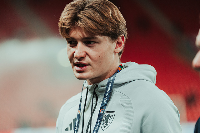 Čerstvý český reprezentant Ryan Naderi před zápasem s Anglií.