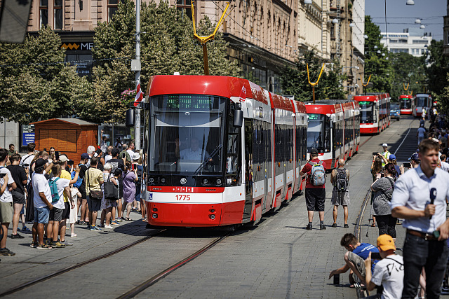 Spanilá jízda konvoje 40 tramvají Škoda 45T přes náměstí Svobody v centru Brna....