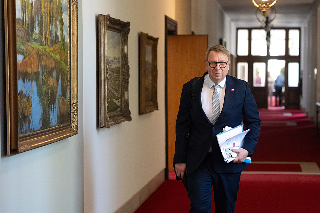 Na jednání vlády přichází ministr práce Aleš Juchelka (ANO). Premiér Andrej...