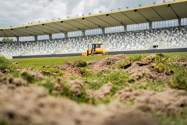 Královéhradecký fotbalový stadion dostává v létě 2026 nový trávník.