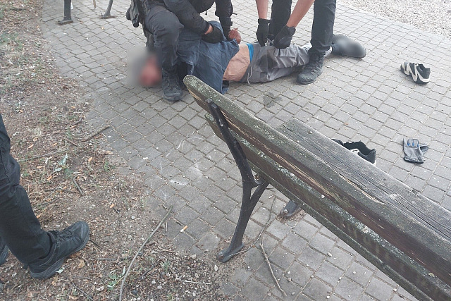 Muž u dětského hřiště bodal nožem do věcí. Strážníci ho museli zpacifikovat....