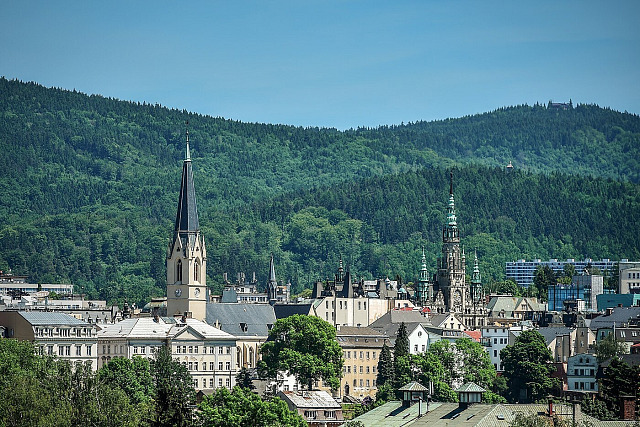 Město Liberec, vlevo je Kostel svatého Antonína Velikého, vpravo liberecká...