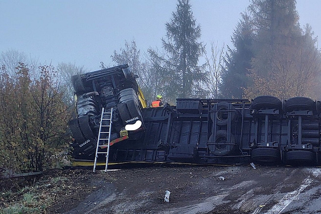 Převrácený kamion ráno zablokoval frekventovanou silnici I/35 u Linhartic...