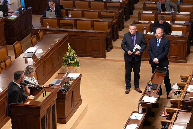 Jednání Poslanecké sněmovny o zrušení služebního zákona a jeho nahrazení novým...