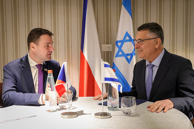 Ministr zahraničí Petr Macinka se po boku svého izraelského protějška Gideona...