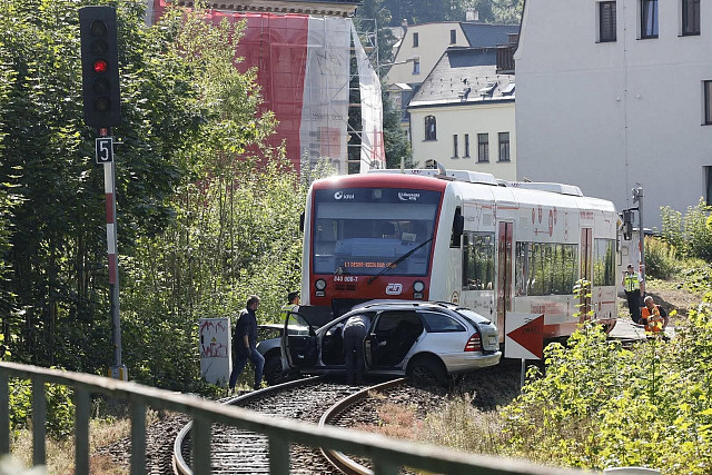 Vlak v Jablonci srazil osobní vozidlo. (27. srpna 2026)