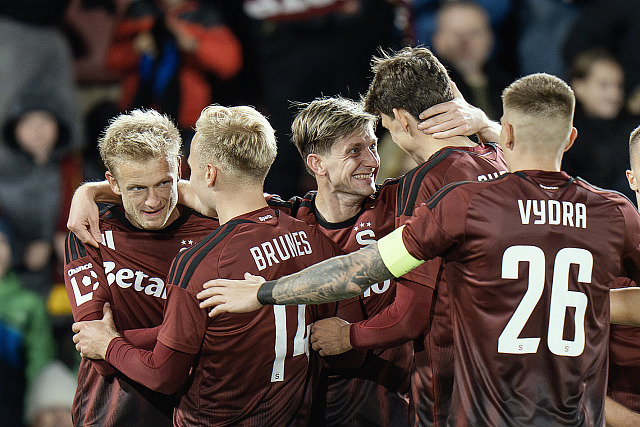 Sparťanští fotbalisté se radují z gólu Jaroslava Zeleného (vlevo).