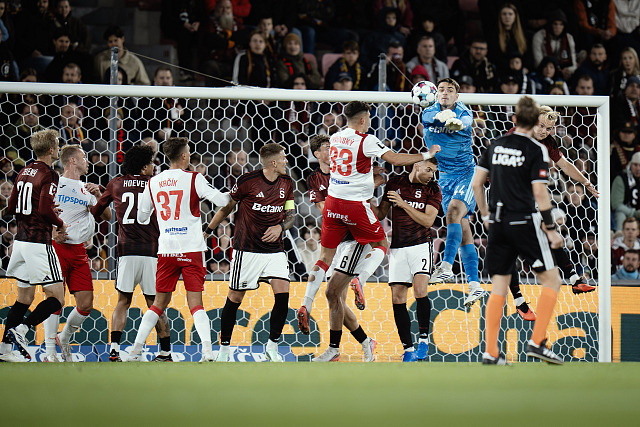 Sparťanský brankář Jakub Surovčík vyráží centr ze standardní situace v utkání...