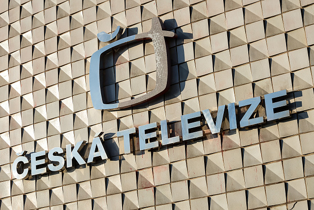 Zbytky červené barvy po útoku vandalů na logo na budově České televize na...