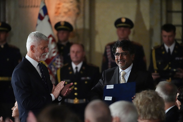 Prezident republiky udělil medaili Za zásluhy panu magistru Kumaru...
