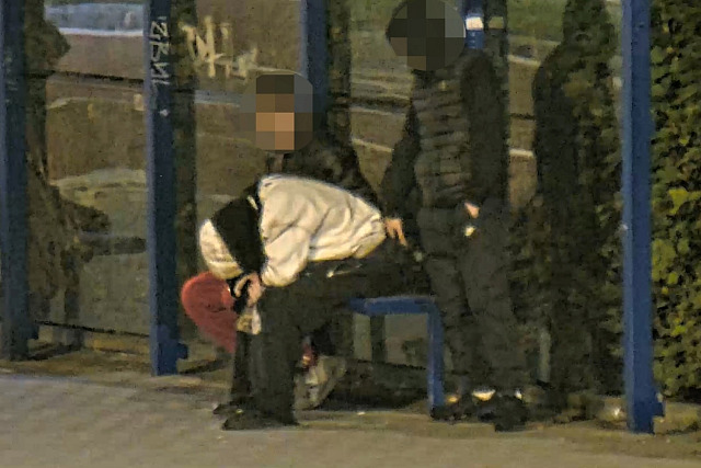 Dva mladíci okradli dvacetiletého muže, který s nimi popíjel v klubu a usnul na...