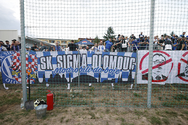 Olomoučtí fanoušci v Prostějově.