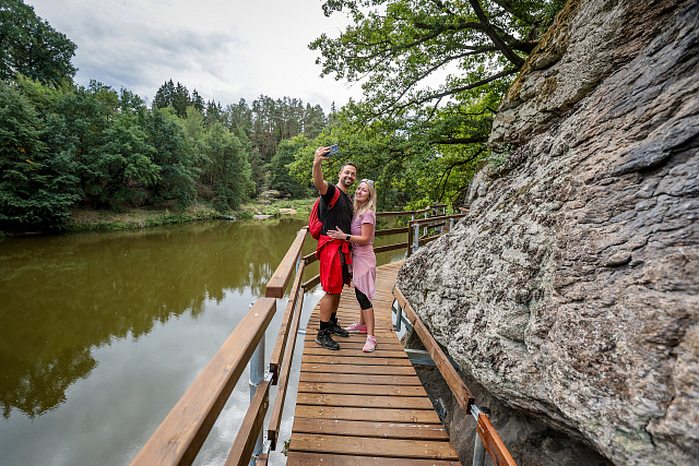 Visutá lávka nad Lužnicí u Bechyně už opět slouží turistům.