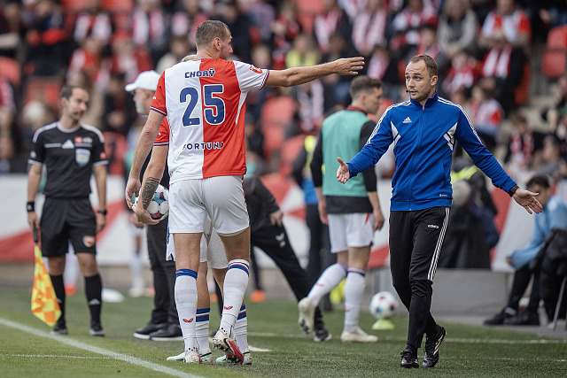 Tomáš Chorý ze Slavie opouští po červené kartě hřiště v zápase s Hradcem...